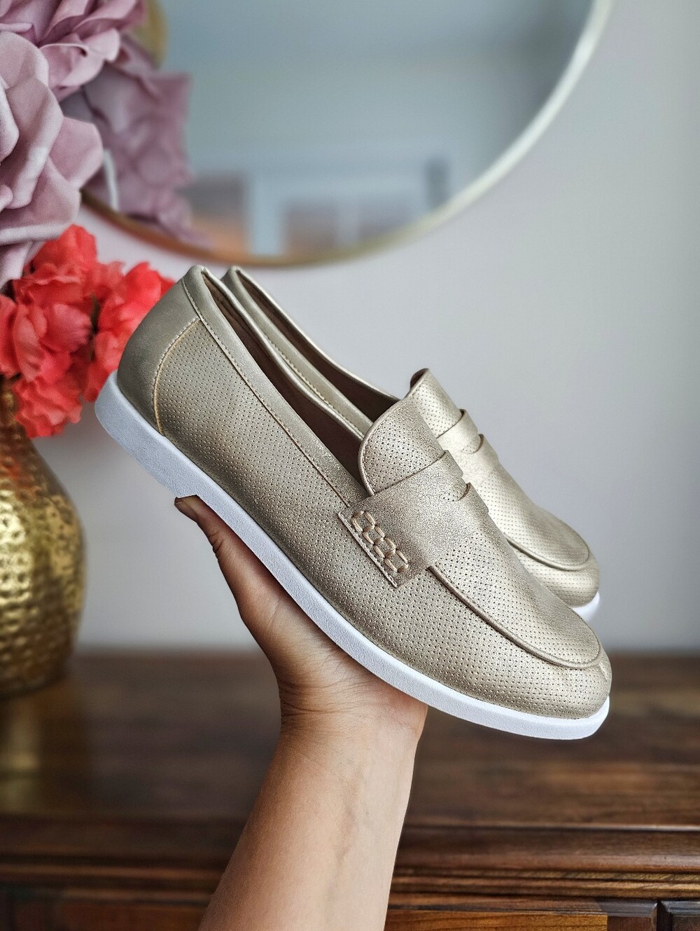 Tommy Bahama Metallic Gold Perforated Penny Loafers Women’s 9M Like New